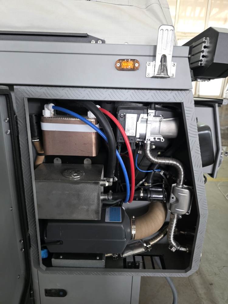 Eingebaute Dieselheizung und Warmwasserbereiter im Technikfach des TP03
