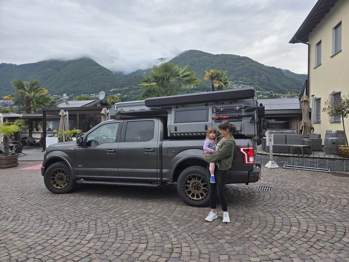 CraneRock TP03 auf Ford F-150 im Tessin vor Bergpanorama mit Palmen